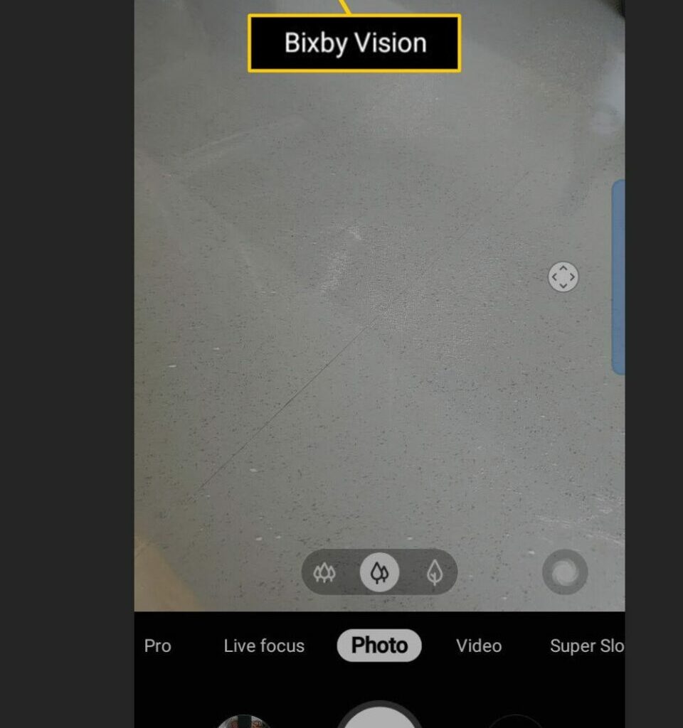 Tekan-Bixby-Vision-yang-terletak-di-atas-layar cara scan barcode di Iphone