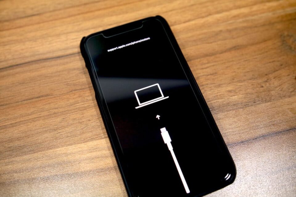 Kemudian-tahan-setidaknya-sepuluh-detik-hingga-sampai-muncul-tampilan-layar-dalam-mode-pemulihan Cara memperbaiki iPhone stuck di logo Apple