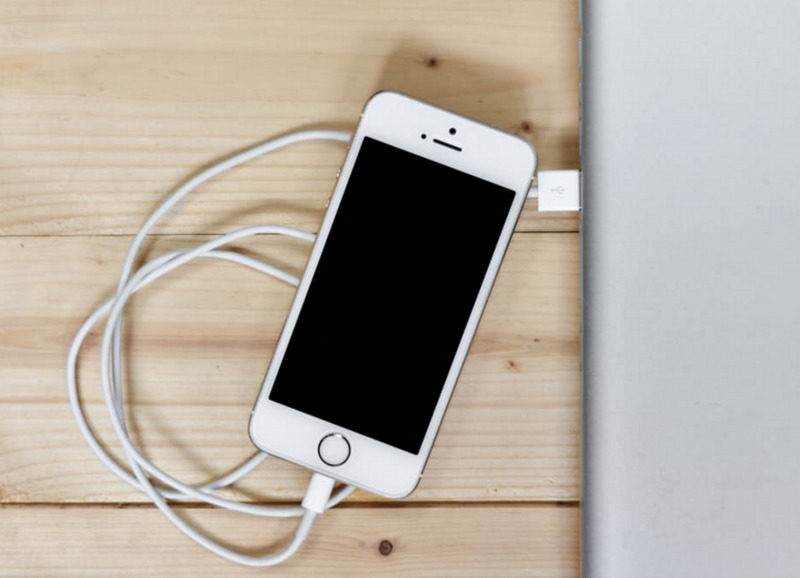 Sambungkan-perangkat-iPhone-ke-perangkat-lain-langsung-menggunakan-kabel-USB